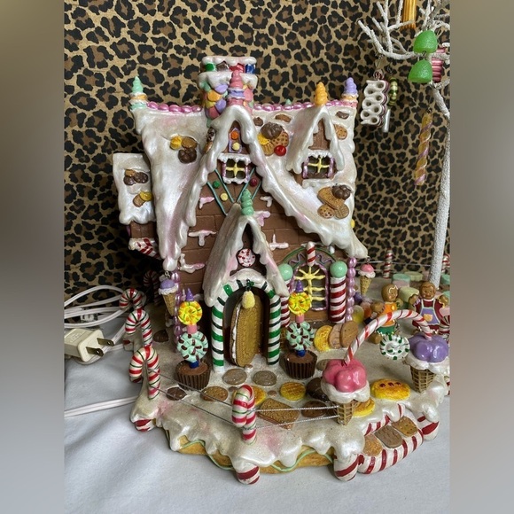 🦋B2G1🦋COSTCO Lighted Resin Gingerbread House VINTAGE Christmas 16” x 12” - Picture 2 of 7